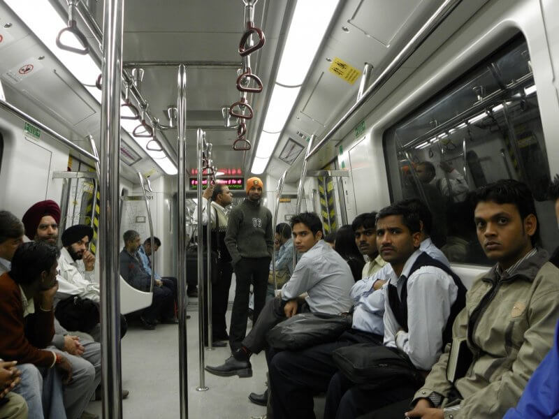 Местные жители в метро Нью-Дели