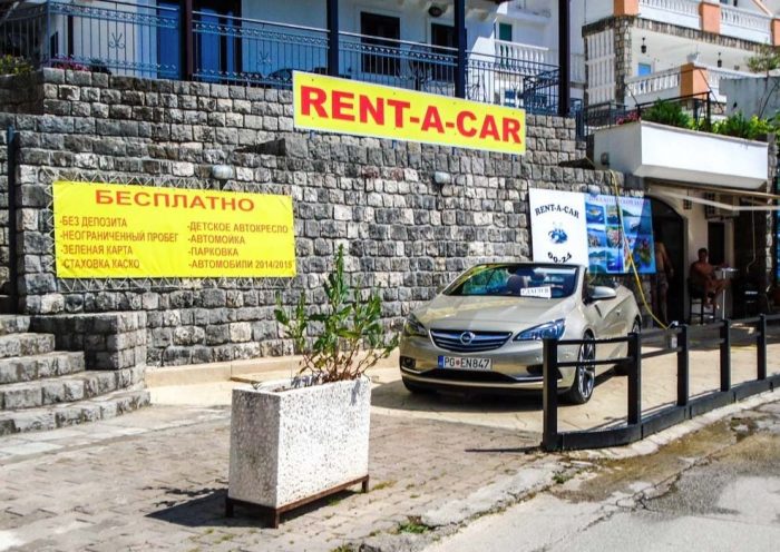 Уличный офис аренды автомобилей в Черногории