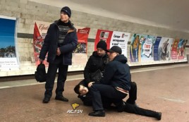 «Психи просыпаются»: новосибирец прыгнул на рельсы в метро