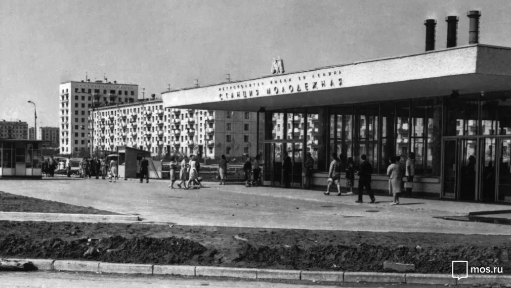 Строительство южного наземного вестибюля станции «Парк культуры имени Горького» (сейчас — «Парк культуры») на Зубовском бульваре, справа — здания бывших Провиантских складов. Автор неизвестен. Первая половина 1930-х годов
